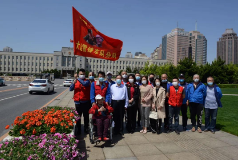 北京市盈科（大连）律师事务所与大连雷锋车队母亲节向老年人献爱心