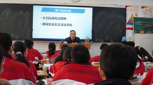盈科资讯 | 盈科大连律师走进大连经济技术开发区第八高级中学开展宪法宣传活动