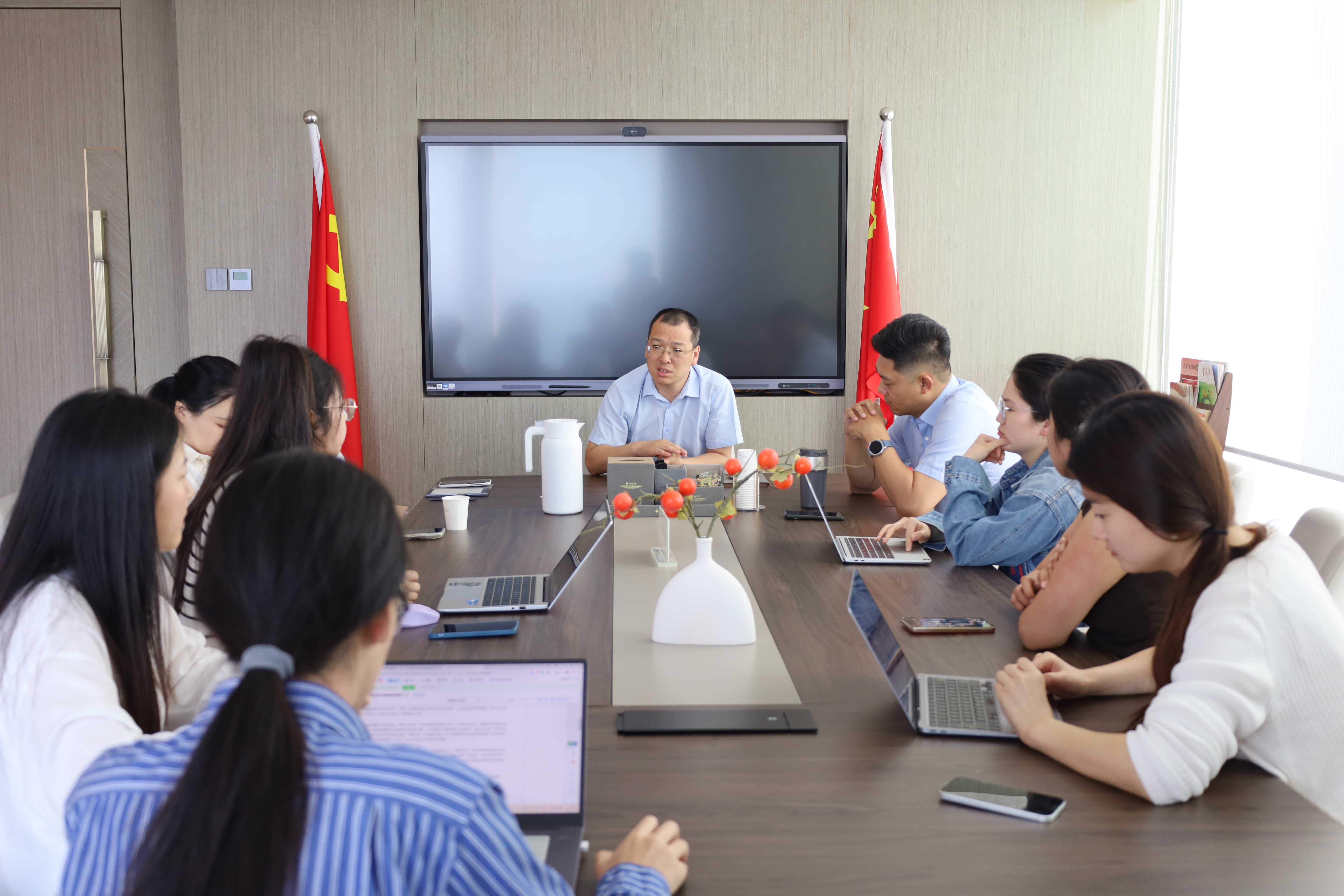 重大民商事案件法律服务团队召开第一次工作会议